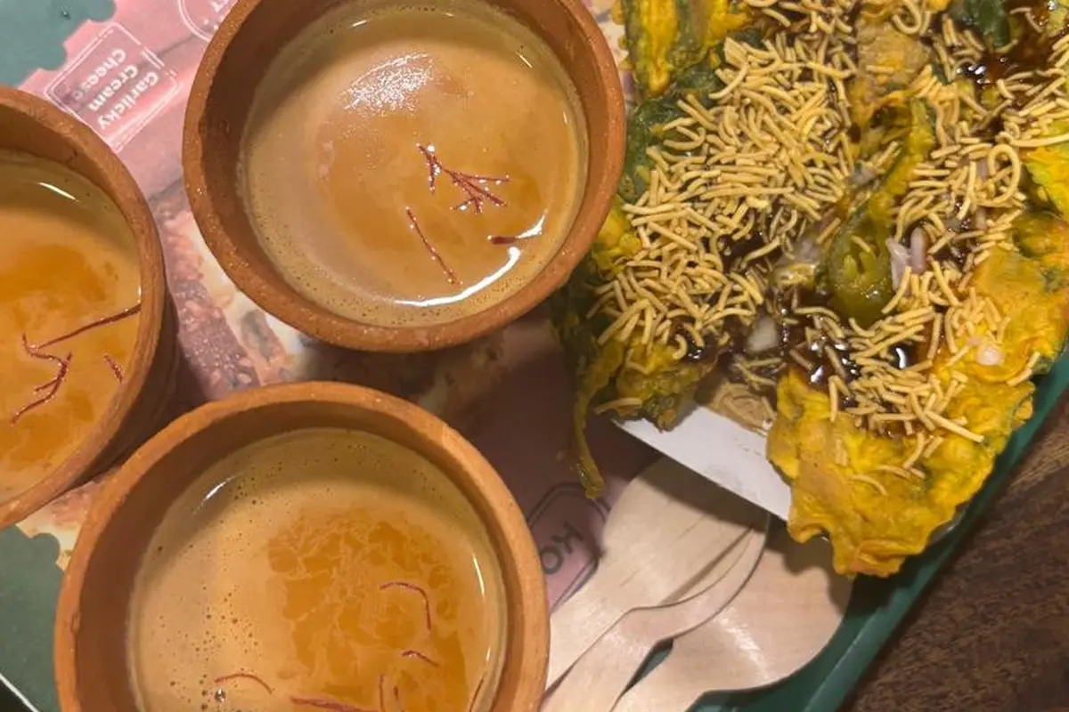 Masala chai di Chaayos, jaringan kedai teh modern yang cukup populer di India, disajikan dalam kulhad, yakni cangkir kecil dari tanah liat yang dibakar tanpa glasir.