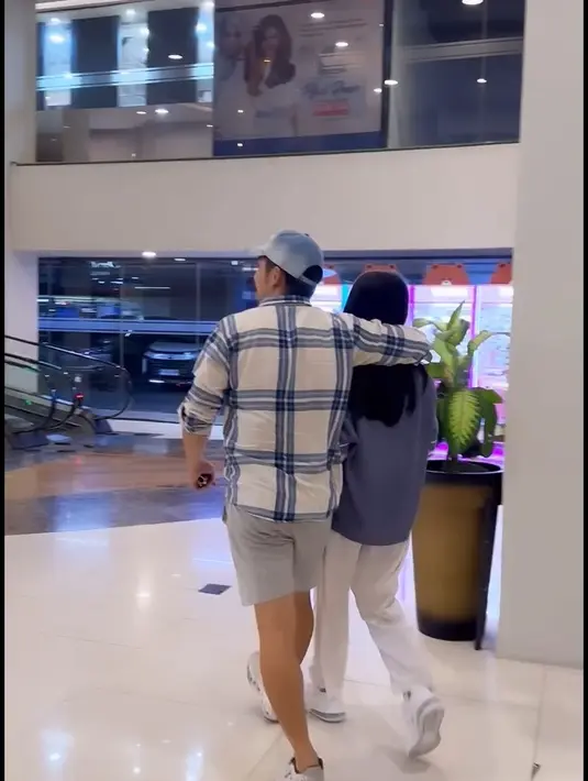 Kini, Ellyana yang pada bulan Juli tahun ini genap 10 tahun sudah tak lagi manja dengan sang ayah. Bahkan, sudah mulai malu bermanja-manja di tempat umum. [Instagram/nickytirta]