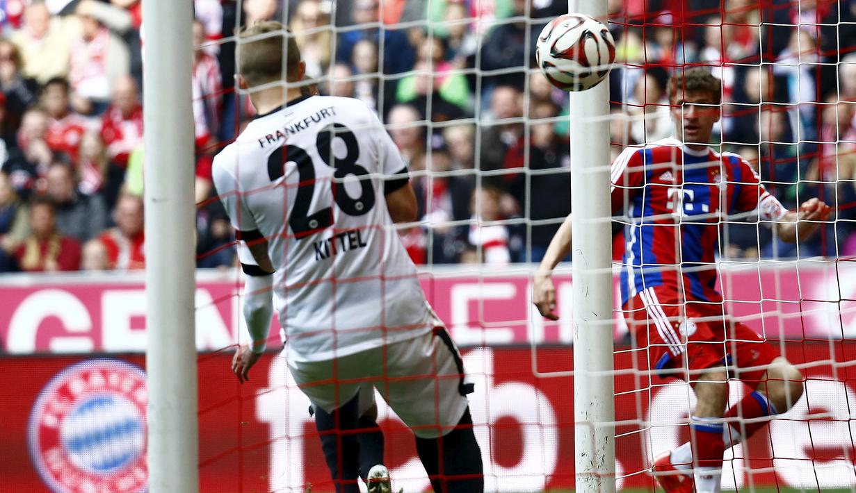 Thomas Muller menambah keunggulan Bayern Muenchen menjadi 3-0  (REUTERS/Michael Dalder)