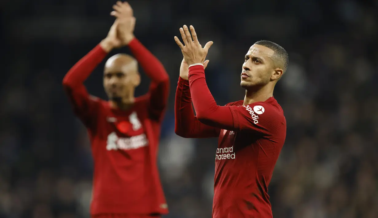 Thiago Alcantara. Penampilan inkonsisten Liverpool di Liga Inggris dan mulai akrabnya dengan cedera sejak awal musim 2022/2023, membuat penampilan gelandang tengah berusia 31 tahun ini jadi tak sesuai harapan. Luis Enrique pun lebih memilih para pemain yang lebih bugar untuk mengisi skuadnya di Piala Dunia 2022 Qatar. (AP/David Cliff)