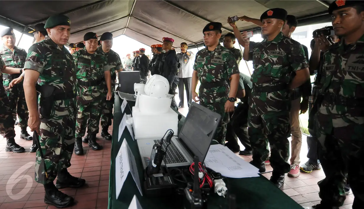 Pangkostrad, Letjen TNI Edy Rahmayadi mengecek kesiapan alat komunikasi pasukan saat apel Komando Gabungan Operasi Pengamanan VVIP di Jakarta, Selasa (28/2). 12.000 personel gabungan disiagakan dalam operasi tersebut. (Liputan6.com/Helmi Fithriansyah)