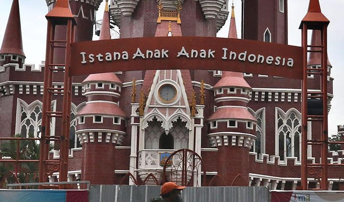 3. Taman Mini Indonesia Indah  (TMII)