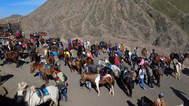 PHOTO: Berpetualang di Gunung Bromo dengan Joki Berkuda