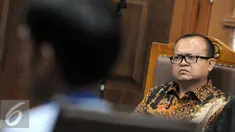 Terdakwa kasus suap anggota DPR di Kejaksaan Tinggi Sumatera Utara dan Kejaksaan Agung, Patrice Rio Capella mengikuti sidang lanjutan di Pengadilan Tipikor, Jakarta, Senin (23/11). (Liputan6.com/Helmi Afandi)
