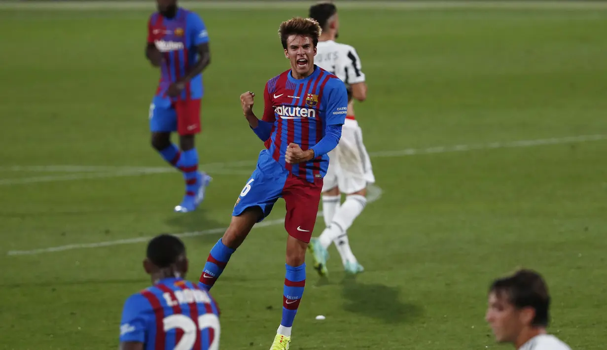 Barcelona tak mengendorkan permainan. Hasilnya pada menit injury time mereka mampu perbesar keunggulan menjadi 3-0 lewat Riqui Puig. Pertandingan akhirnya dimenangkan oleh Barcelona dan berhak menyabet piala Joan Gamper Trophy. (Foto: AFP/Joan Monfort)