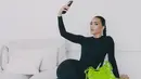 Di sini Kim Kardashian tampil mengenakan full body suit serba hitam, yang dilengkapi dengan kaus kaki, serta heels hitam. Foto: Instagram.