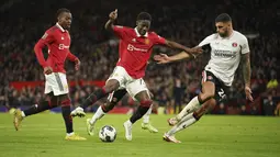 Pemain Manchester United, Kobbie Mainoo, saat melawan Charlton Athletic pada laga Carabao Cup di Stadion Old Trafford (10/01/2023). Penampilan impresif yang ditunjukkan Kobbie Mainoo bersama tim U-23 benar-benar membuat Erik ten Hag kepincut dan memberikan sang pemain debut kala MU menaklukkan Charlton Athletic pada laga Carabao Cup. (AP Photo/Dave Thompson)