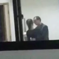 Usai ketahuan mencium muridnya di ruang kerja, guru ini dipecat. 