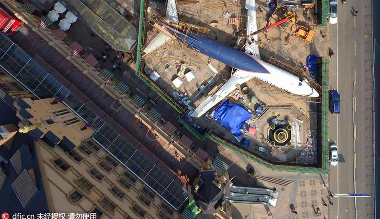 Pekerja menyelesaikan proyek restoran dari pesawat Batavia Air di kota Wuhan, Provinsi Hubei, Tiongkok, (1/3). Pengusaha Tiongkok membeli satu unit pesawat Boeing 737 bekas Batavia Air di Indonesia untuk jadi restoran. (chinadaily.com.cn) 