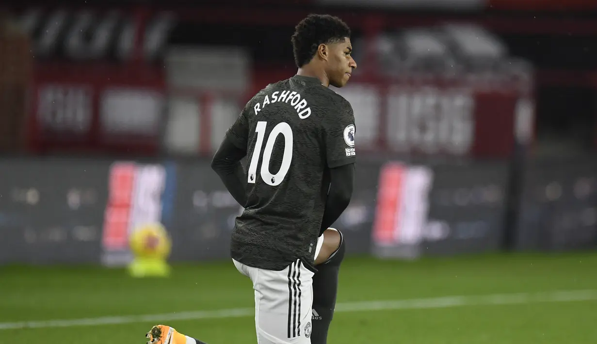 Marcus Rashford. Striker Inggris berusia 23 tahun yang merupakan produk Akademi ini dipercaya Manchester United mengenakan nomor punggung 10 mulai 2018/2019 sebagai warisan Zlatan Ibrahimovic. Di awal kariernya pada 2015/2016 ia sempat menggunakan nomor 39 dan 19. (Foto: AFP/Pool/Peter Powell)