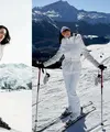 Di awal tahun 2026, Shandy Aulia dan Nia Ramadhani sama-sama tampil kompak mengenakan busana serba putih saat bermain ski.