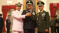 Marsekal Hadi Tjahjanto (tengah) foto bersama dengan KSAL  Laksamana, Ade Supandi (kiri) dan KSAD Jenderal Mulyono usai upacara pelantikan sebagai Panglima TNI di Istana Negara, Jakarta, Jumat (8/12). (Liputan6.com/Angga Yuniar)