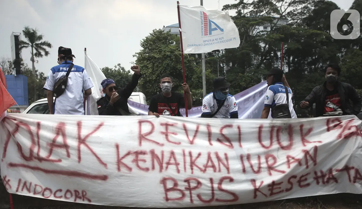 Massa buruh turun ke jalan saat gelar aksi di sekitar Gedung DPR RI, Jakarta, Rabu (2/10/2019). Puluhan ribu buruh dari berbagai daerah berunjuk rasa dalam rangka menolak revisi UU Ketenagakerjaan dan PP Nomor 78 Tahun 2015 serta menolak kenaikan iuran BPJS Kesehatan. (merdeka.com/Iqbal S. Nugroho)