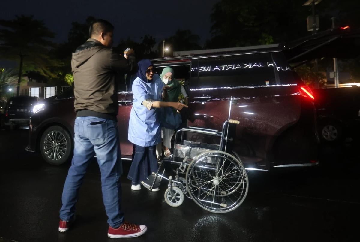FOTO:  Berkursi Roda, Dokter Detektif Penuhi Panggilan Polres Jakarta Selatan