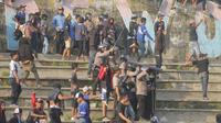 Bentrokan antarsuporter PSIS Semarang terjadi saat menghadapi Persis Solo. (Bola.com/Ronald Seger Prabowo)
