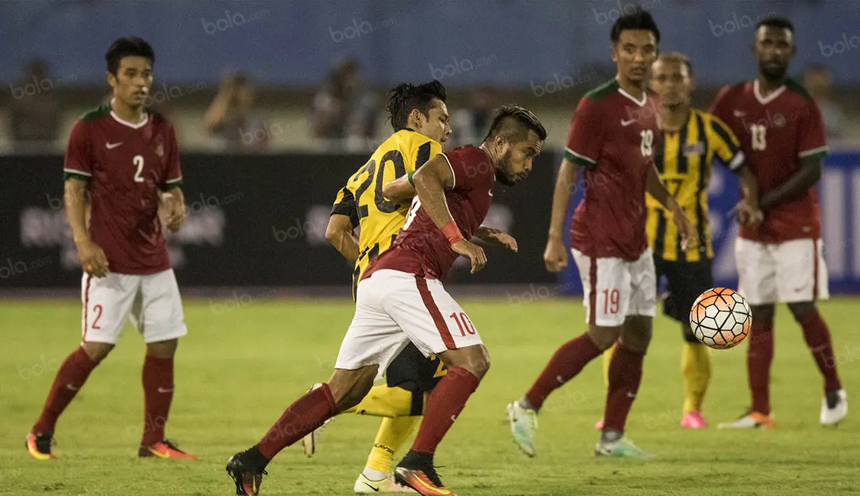 Gelandang Indonesia, Zulham Zamrun, melewati hadangan gelandang Malaysia, Mohd Azrif Nasrulhaq. Selaku tuan rumah tim Garuda langsung menekan pertahanan negeri Jiran sejak menit pertama. (Bola.com/Vitalis Yogi Trisna)