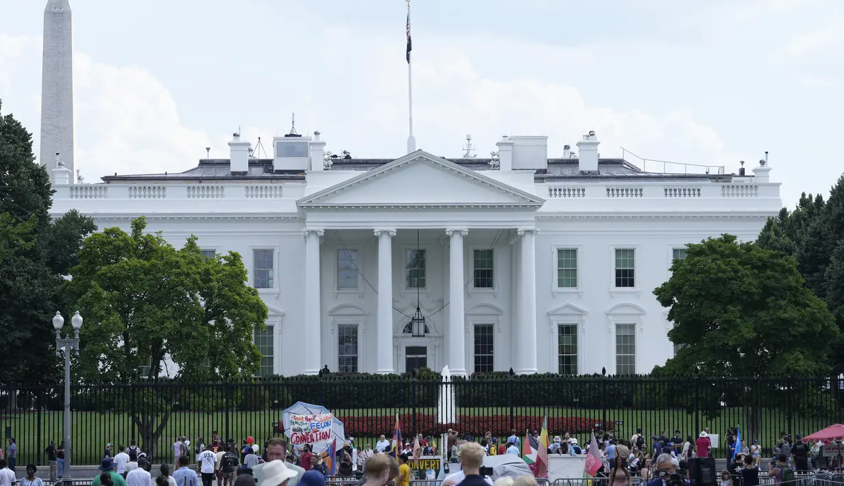 Adapun Biden yang kini telah berusia 81 tahun  belum terlihat lagi di publik sejak dinyatakan positif Covid-19 usai berkampanye di Las Vegas pekan lalu. (AP Photo/Susan Walsh)