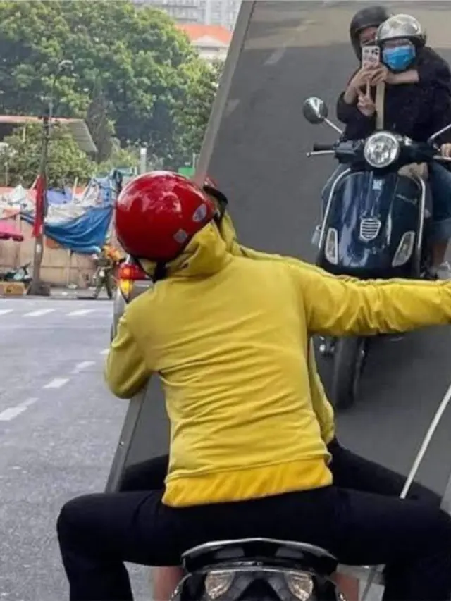 6 Potret Orang Mirror Selfie di Kaca Besar Jalanan Ini Kocak, Eksis dengan Gratis