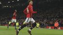 Pemain Manchester United, Jesse Lingard (kanan) buka keunggulan Setan Merah pada menit ke-84 saat melawan Derby County pada laga PIala FA di Old Trafford, Manchester, (5/1/2018). Manchester United menang 2-0. (AFP/Lindsey Parbaby)