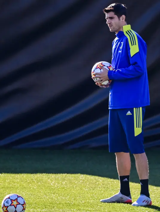 Penyerang Juventus, Alvaro Morata  saat mengikuti sesi latihan tim di tempat latihan Continassa di Turin, Italia (7/12/2021). Juventus akan bertanding melawan Malmo pada Grup H Liga Champions di Allianz Stadium. (AFP/Marco Bertorello)