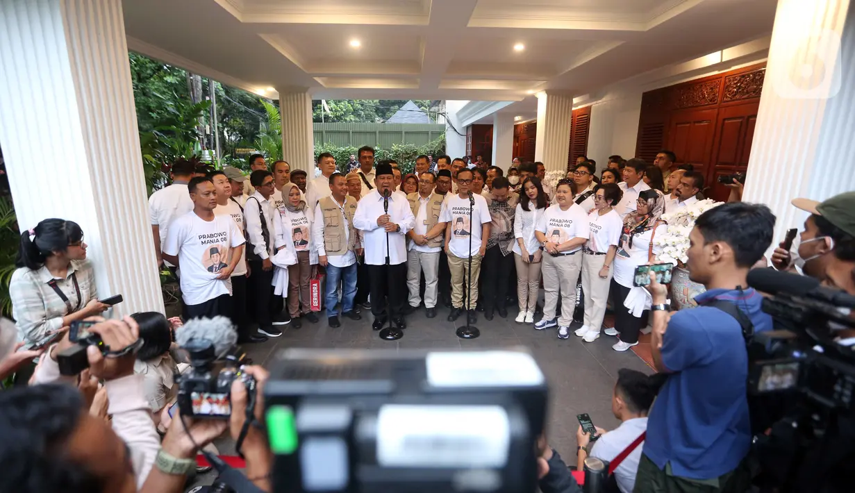 Ketua Umum Partai Gerindra Prabowo Subianto (tengah-kiri) bersama relawan Jokowi Mania (Joman) menyampaikan keterangan pers usai melakukan pertemuan di Rumah Kertanegara, Jakarta, Kamis (16/2/2023). Dalam pertemuan tersebut, relawan Joman sepakat mendukung Prabowo Subianto untuk Pilpres 2024 dan bertransformasi menjadi Prabowo Mania 08. (Liputan6.com/Johan Tallo)
