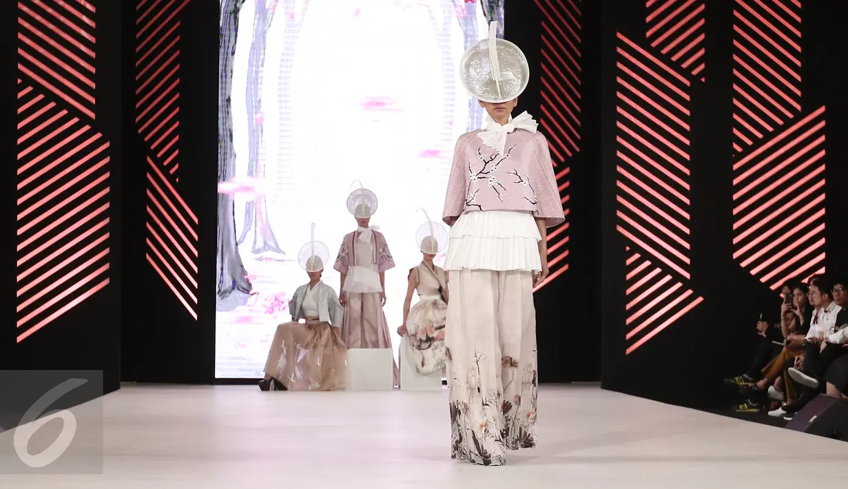 Model berpose mengenakan rancangan Denny Wirawan dalam acara Senayan City Fashion Nation ke-11, Jakarta, Jumat (7/4). (Liputan6.com/Herman Zakharia)