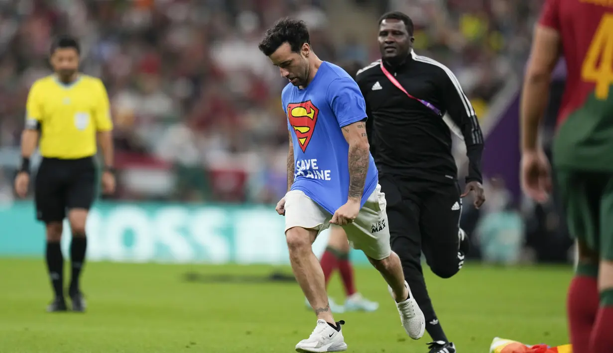 Piala Dunia 2022, Pria Pembawa Bendera LGBT Diamankan Petugas - Foto ...