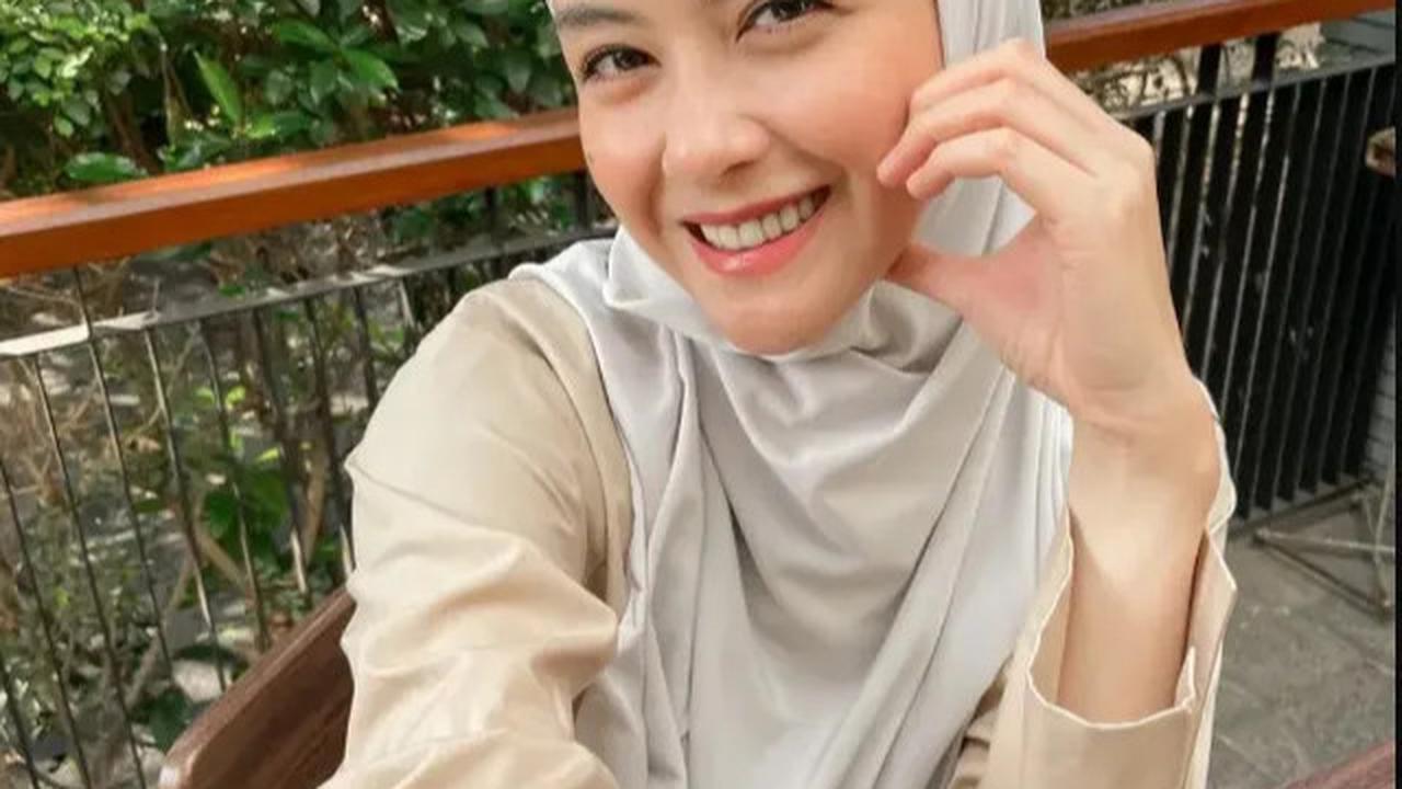 9 Inspirasi Hijaber Modern 40 Tahun Revalina S Temat, Effortless tapi Elegan