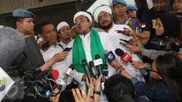 Pimpinan FPI, Muhammad Rizieq Shihab memberi keterangan usai menjalani pemeriksaan di Bareskrim, Jakarta, Rabu (23/11). Rizieq diperiksa sebagai saksi ahli dalam kasus penistaan agama yang diduga dilakukan Ahok. (Liputan6.com/Immanuel Antonius)