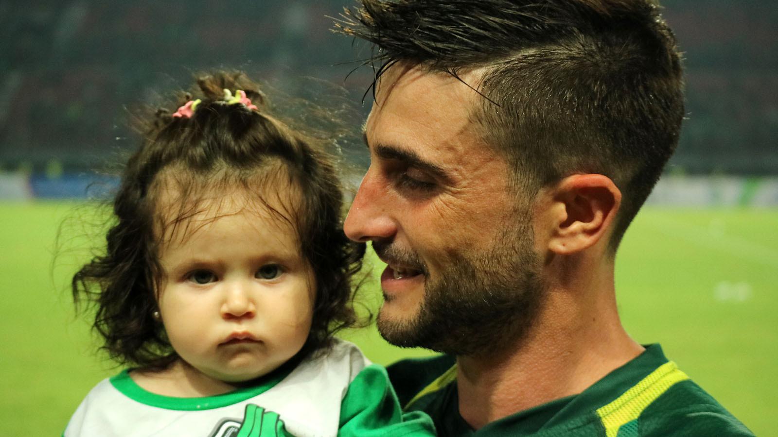 Gelandang Persebaya, Robertino Pugliara, bersama putrinya, Mutiara Emma Pugliara. (Bola.com/Aditya Wany)