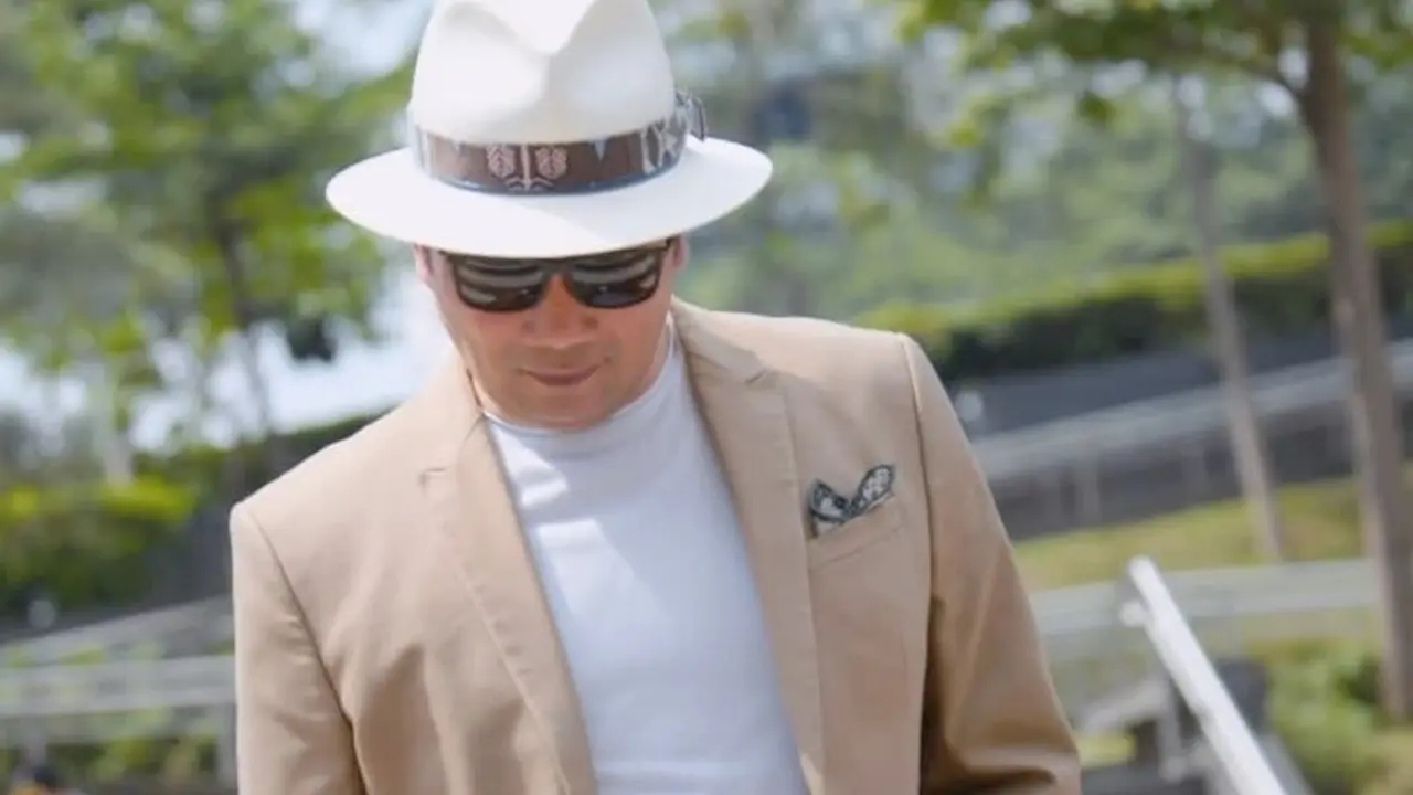 Ridwan Kamil berjalan di runway Citayam Fashion Feek (https://www.instagram.com/p/CgOz3tMlQVt/)