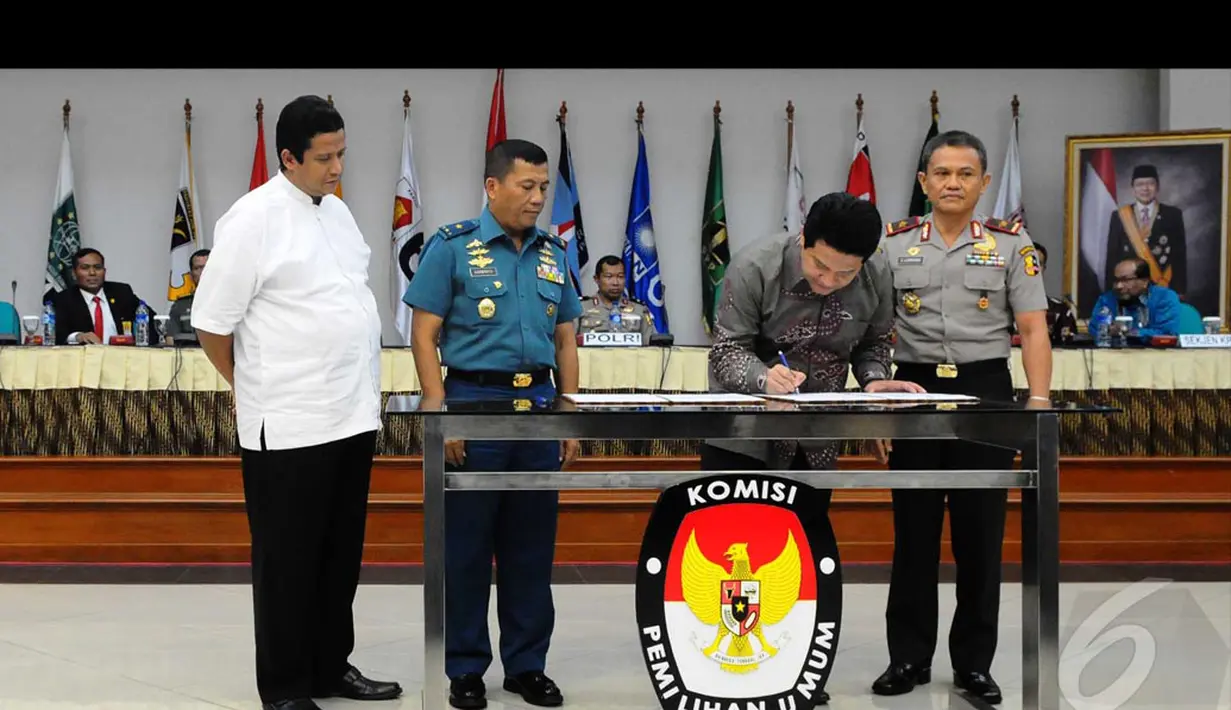 Ketua Bawaslu Muhammad, Laksamana TNI AL Darwanto, Ketua KPU Husni Kamil Manik, Brigjen Pol C Lembang. Menandatangani serah terima pengamanan Presiden dari Polri ke Paspamres, Jumat (22/8/2014) (Liputan6.com/Andrian M Tunay)