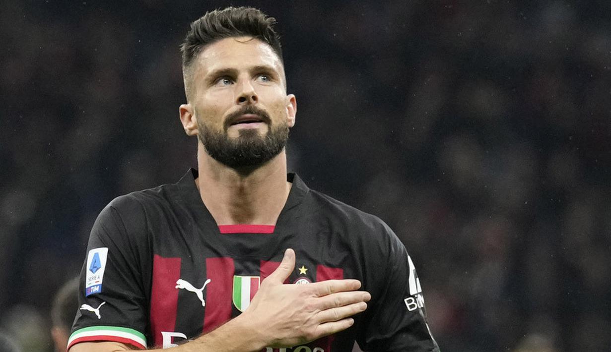 Pemain AC Milan, Olivier Giroud, melakukan selebrasi setelah mencetak gol ke gawang Sampdoria pada laga Liga Italia di Stadion di San Siro, Sabtu (20/5/2023). Rossonerri menang dengan skor 5-1. (AP Photo/Antonio Calanni)