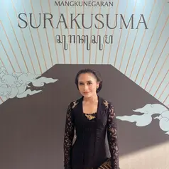 Prilly Latuconsina berbagi potret dirinya pertama kali ikut Kirab Pusaka Malam 1 Suro di Pura Mangkunegaran [@prillylatuconsina96]