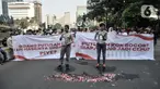 Massa yang tergabung dalam KOMRAD Pancasila melakukan teatrikal saat menggelar aksi di kawasan Patung Kuda, Monas, Jakarta, Rabu (31/5/2023). (merdeka.com/Iqbal S. Nugroho)