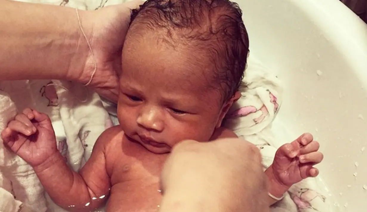 Chrissy Teigen mengunggah foto anaknya, Luna Stephen, yang sedang mandi. (instagram/chrissyteigen)