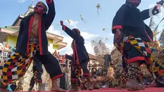 Sejumlah penari yang tergabung dalam komunitas lima gunung melakukan aksi tarian kuda lumping di Desa Mantran Wetan, Kabupaten Magelang, Jumat (11/10/2019). Pertunjukan ini bagian dari Perayaan Saparan sebagai wujud syukur warga di desa itu. (Liputan6.com/Gholib)