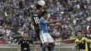 Gelandang Persib Bandung, Febri Hariyadi, duel udara dengan, bek TIRA Persikabo, Vava Mario, pada laga Piala Presiden 2019 di Stadion Si Jalak Harupat, Bandung, Sabtu (2/3). Persib kalah 1-2 dari TIRA. (Bola.com/Yoppy Renato)