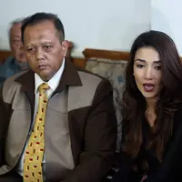 Kisruh rumah tangga Tsania Marwa dengan suaminya, Atalarik Syah bisa berbuntut panjang. Pasalnya, hingga kini, Marwa masih belum bias ketemu anak-anaknya. Keluarga pun ikut campur urusan keluarganya. (Nurwahyunan/Bintang.com)