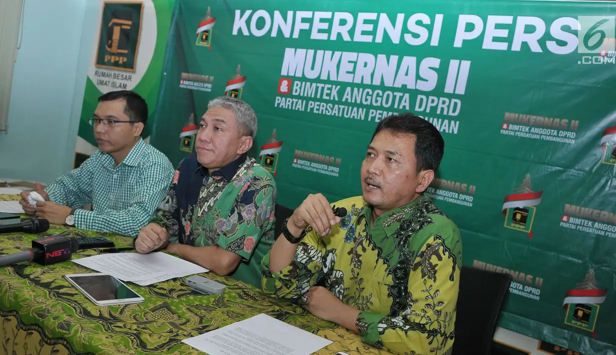 Achmad Mustaqim (kanan) memberi keterangan pers jelang digelarnya Mukernas ke-2 PPP di Jakarta (16/7). Mukernas tersebut merupakan ajang konsolidasi partai demi menyambut Pilkada 2018 dan Pemilu Serentak 2019.(Liputan6.com/Helmi Afandi)