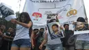 Para wanita yang mengatasnamakan dirinya sebagai Aliansi Save Indonesia (ASI) terlihat aksi berjoget saat menggelar aksi damai di depan Gedung KPK, Jakarta, Jumat (6/2/2015). (Liputan6.com/Herman Zakharia)