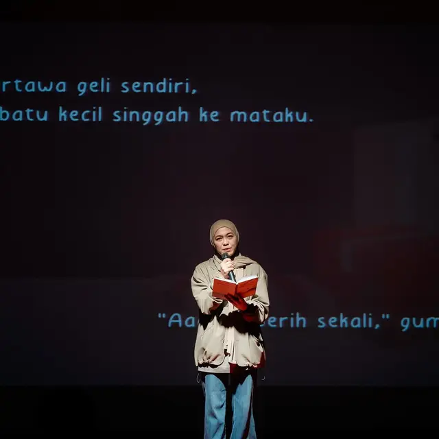 Momen haru 7 seleb bacakan puisi di peluncuran buku Natasha Rizky, Desta nangis tersedu-sedu