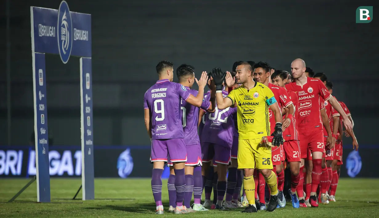 <p>Sejumlah pemain Persija Jakarta (kanan) bersalaman dengan pemain Persita Tangerang sebelum laga lanjutan BRI Liga 1 2022/2023 antara Persita Tangerang melawan Persija Jakarta di Stadion Indomilk Arena, Tangerang, Selasa (28/03/2023). (Bola.com/Bagaskara Lazuardi)</p>