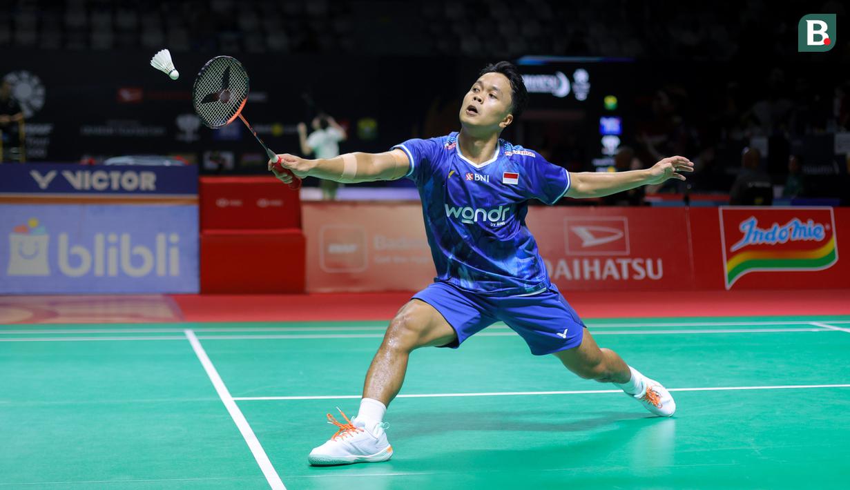 Pebulu tangkis tunggal putra Indonesia, Anthony Ginting berusaha mengembalikan kok ke arah wakil Thailand, Kantaphon Wangcharoen dalam babak kualifikasi Indonesia Masters 2026 di Istora, Senayan, Selasa (20/01/2026). (Bola.com/Bagaskara Lazuardi)