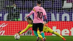 Penyerang Barcelona, Lionel Messi, berusaha mencetak gol ke gawang Valladolid pada laga lanjutan Liga Spanyol di Jose Zorrilla Stadium, Rabu (23/12/2020) dini hari WIB. Barcelona menang 3-0 atas Valladolid. (AFP/Cesar Manso)