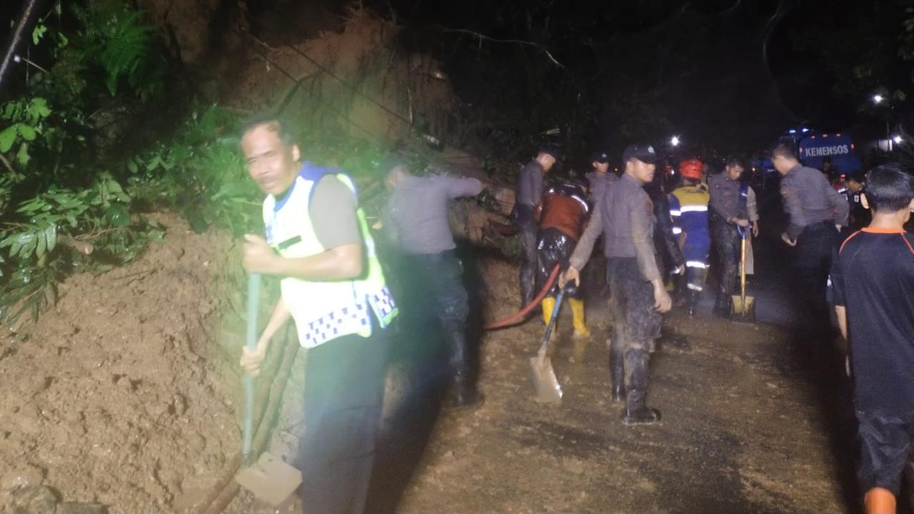 Jalur Wisata ke Pangandaran Via Salopa Tertutup Longsor, Jalan Tertutup Tanah dengan Ketebalan Sampai 2 Meter