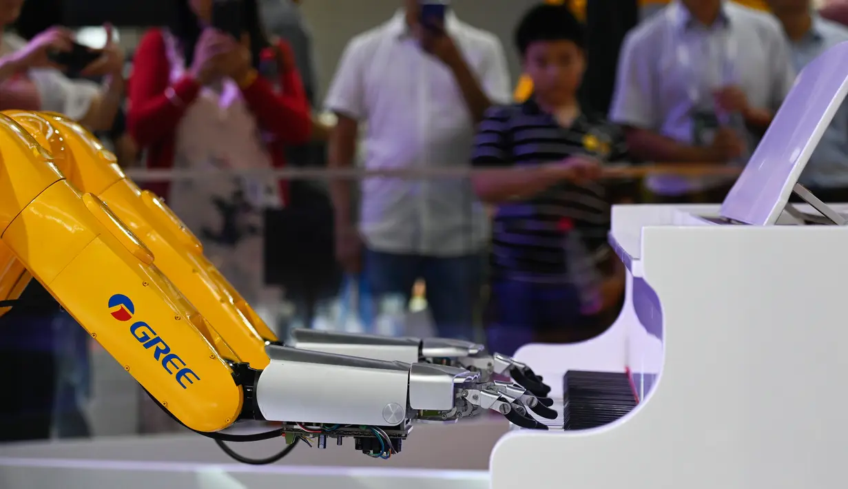 Robot Gree memainkan piano dalam Konferensi Robot Dunia 2019 di Beijing, China, Selasa (20/8/2019). (WANG Zhao/AFP)