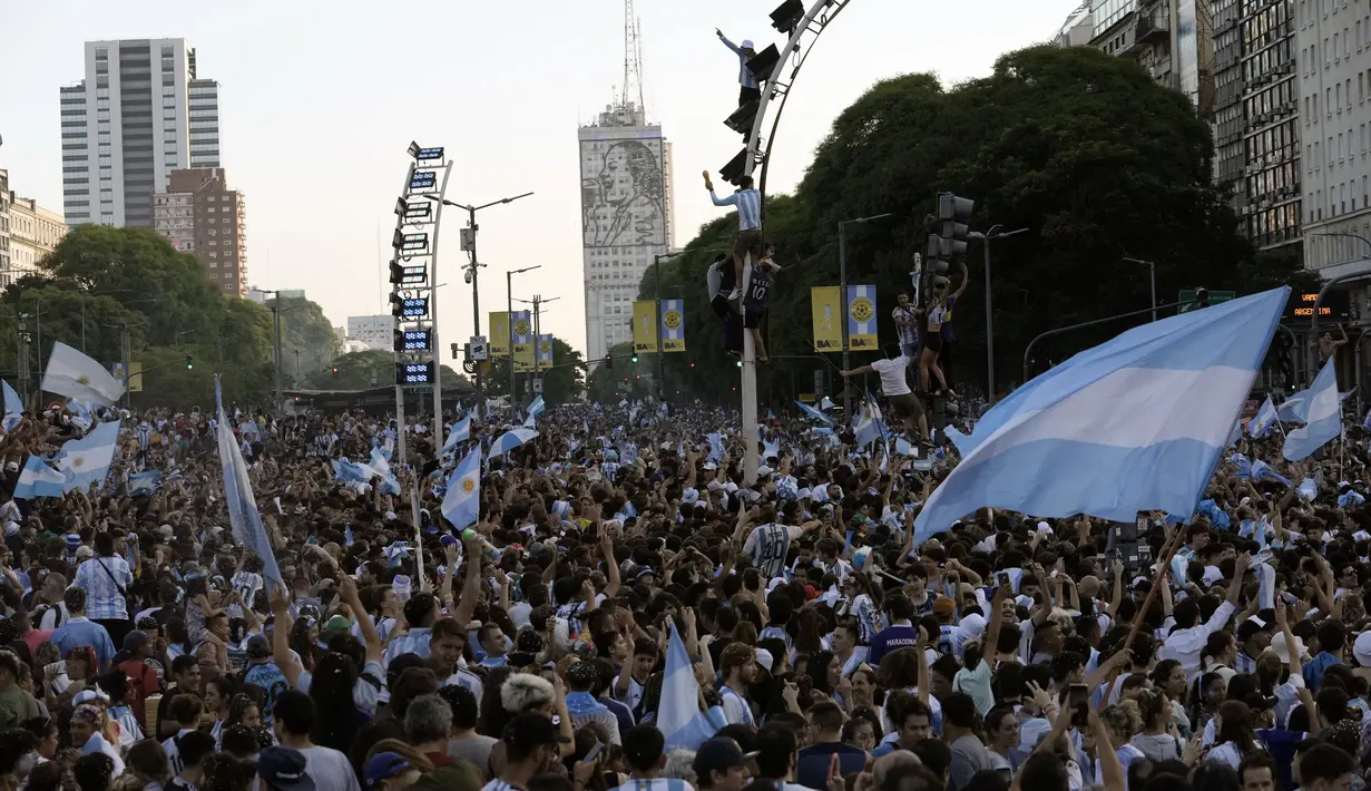 Para penggemar Argentina merayakan kemenangan atas Kroasia setelah menonton pertandingan semifinal Piala Dunia 2022 Qatar di TV, di pusat kota Buenos Aires, Argentina, Rabu (14/12/2022). (AP Photo/Rodrigo Abd)