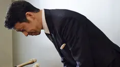 Gubernur Niigata, Ryuichi Yoneyama membungkuk ketika menggelar konferensi pers di kota Niigata, Jepang, 17 April 2018. Tokoh penentang reaktor nuklir di negara tersebut mengundurkan diri terkait skandal seks yang menyeret dirinya. (JIJI PRESS / AFP)