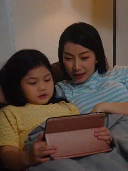 Obrolan ringan sebelum tidur bisa menjadi ruang aman bagi anak untuk mengekspresikan perasaan dan pengalaman mereka sepanjang hari. (foto/dok: freepik/tirachardz)